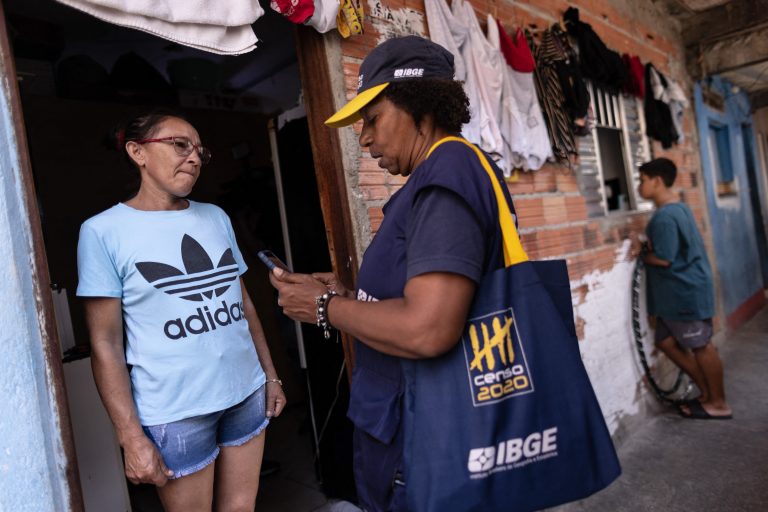 Recenseadora do IBGE entrevista moradores da comunidade de Heliópolis, em São Paulo. Número de brasileiros que se declaram pardos chega a 45,3%. Foto Ettore Chierequini/AGIF via AFP