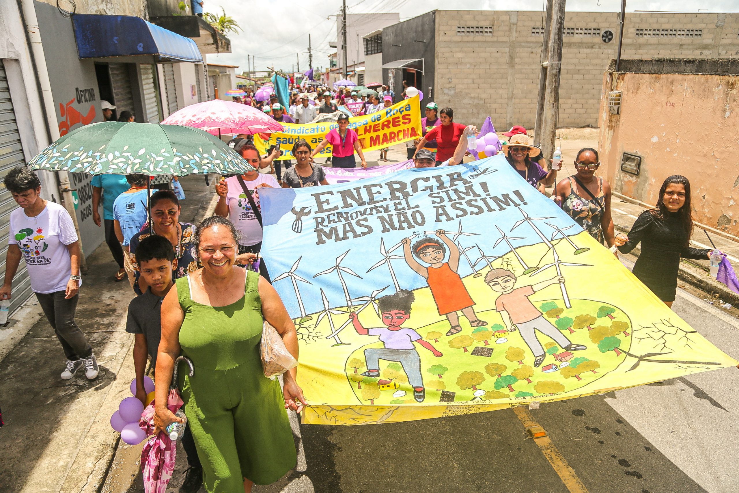 Movimento de mulheres do polo da Borborema com o lema "energia sustentável sim, mas não assim" em luta contra os grandes parques eólicos que não levam em consideração a agricultura familiar desenvolvida ao redor. Foto Divulgação