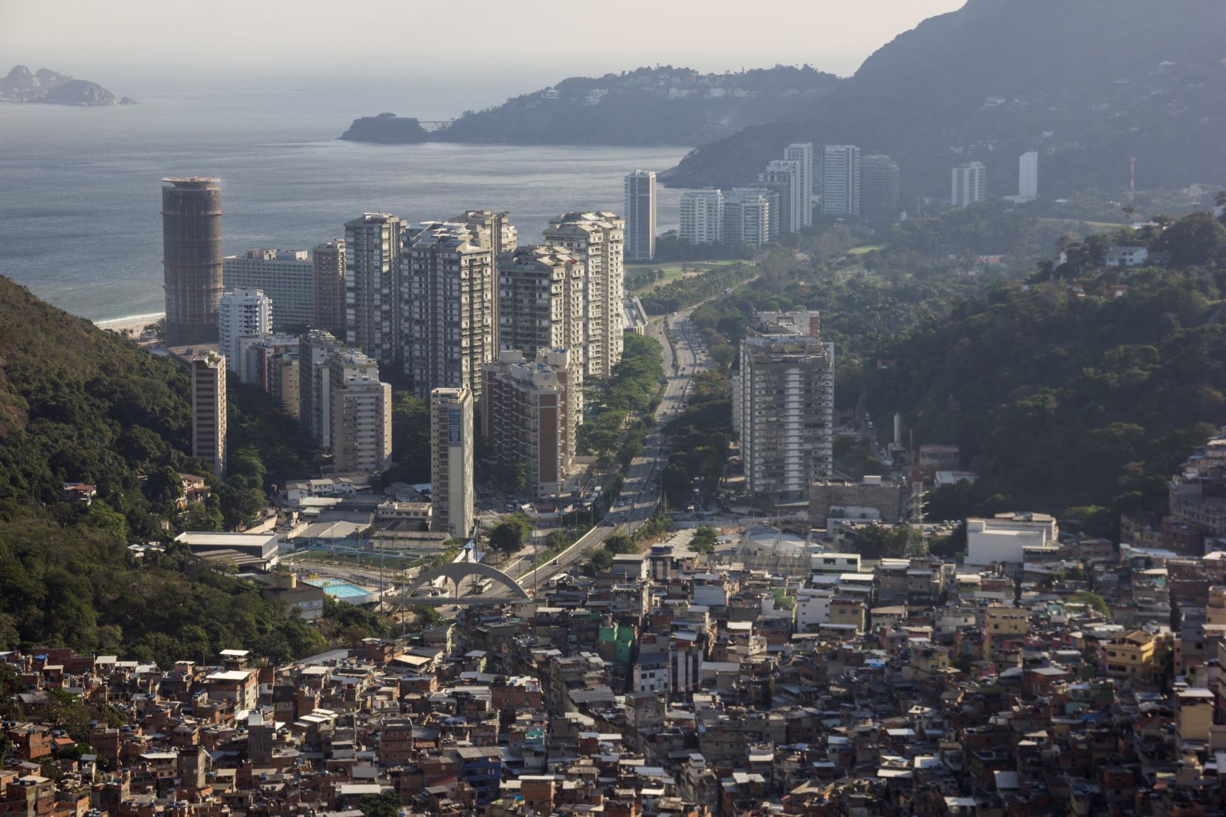 A favela da Rocinha e os prédios de São Conrado: como é viver num bairro racista (Foto: Luís Souza / AFP)