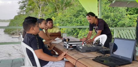Ângelo Tupinambá ministra oficina de podcast e áudio digital para jovens comunicadores às margens do Rio Guamá: da periferia de Belém à cobertura da COP28 em Dubai (Foto: João Paulo Guimarães)