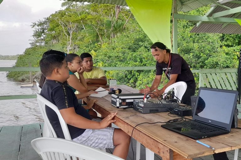 Ângelo Tupinambá ministra oficina de podcast e áudio digital para jovens comunicadores às margens do Rio Guamá: da periferia de Belém à cobertura da COP28 em Dubai (Foto: João Paulo Guimarães)