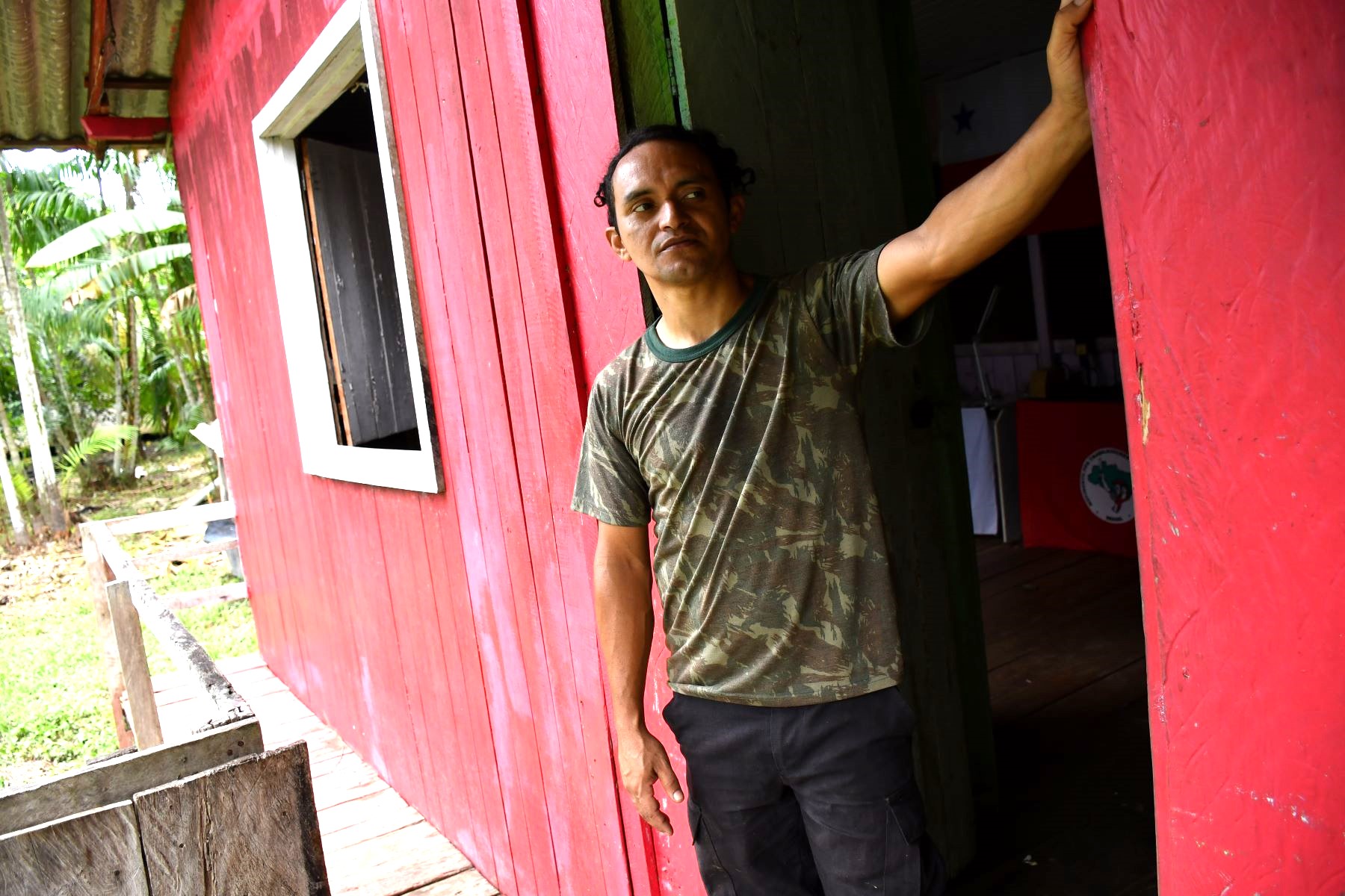 Ângelo Tubinambá na casa de madeira que serve de estúdio para a Rádio Murukutu: na COP28, uma oportunidade para amplificar o alcance da comunicação popular e comunitária na Amazônia (Foto: João Paulo Guimarães)