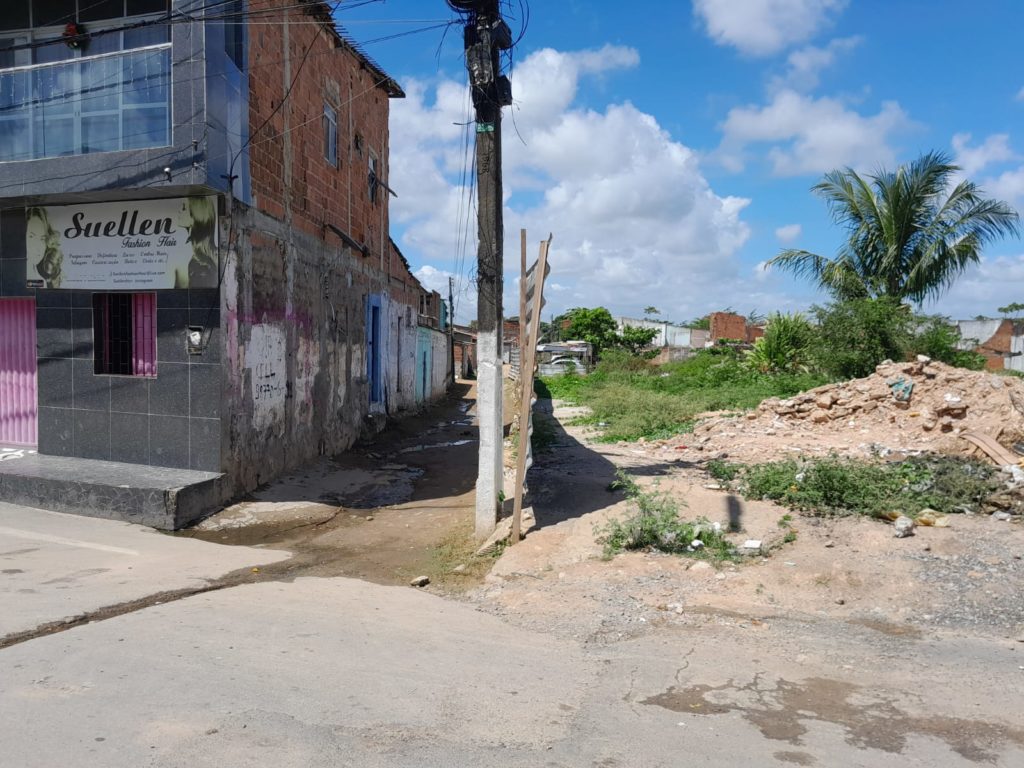 Cerca de alumínio separa lugar evacuado de área com moradores: vizinhança assustada (Foto: Wanessa Oliveira / Mídia Caeté)