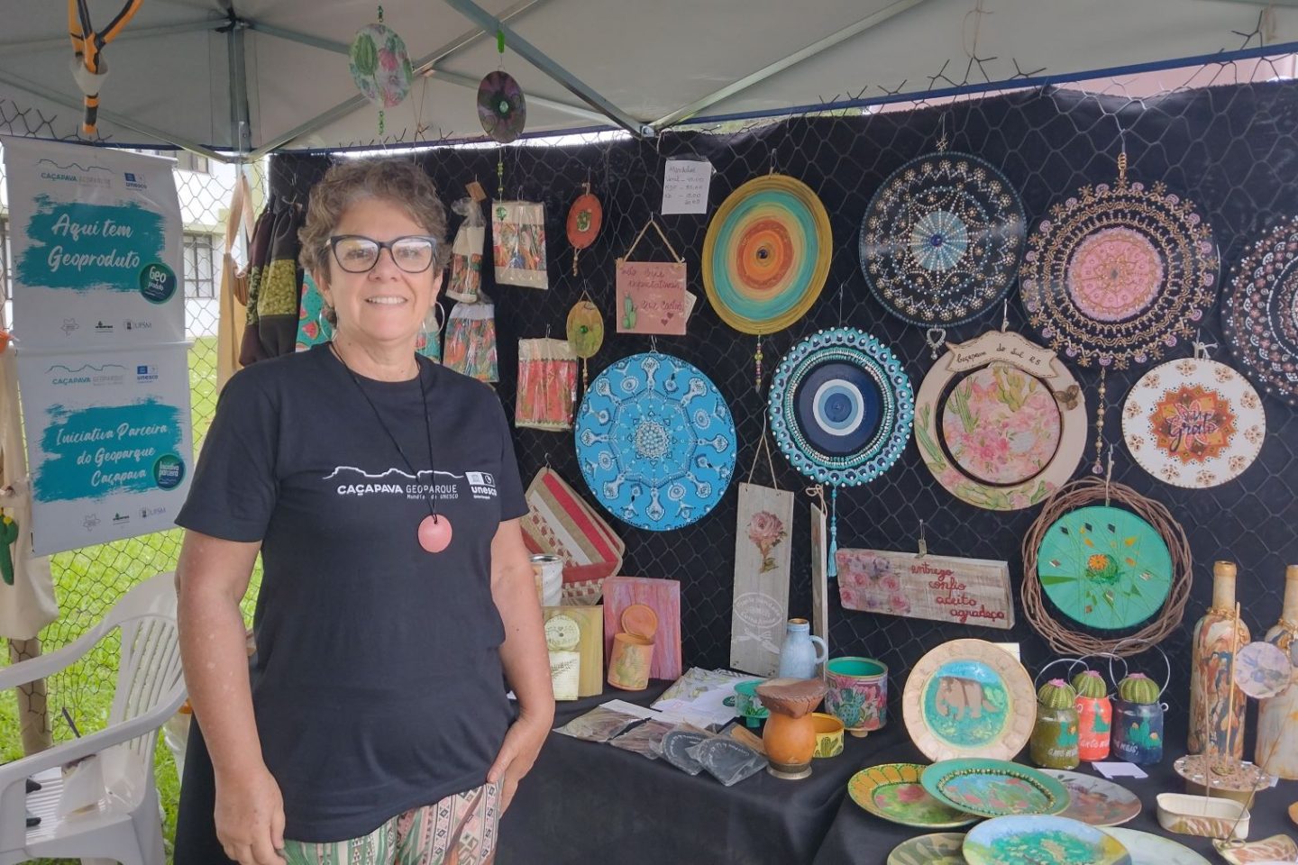 Rubia Brum e as peças de seu Arte Atelier: com selo de geodiverssidade, paisagens naturais de Caçapava do Sul viraram fonte de inspiração e de renda (Foto: Micael Olegário)