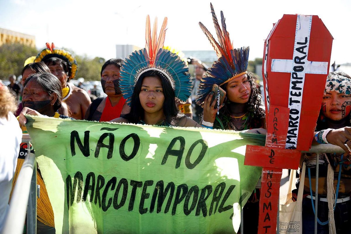 Indígenas protestam contra o marco temporal na Praça dos Três Poderes: batalha sobre direitos indígenas de volta ao Supremo (Foto: Pedro Ladeira / Greenpeace - 18/05/2023