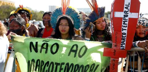 Indígenas protestam contra o marco temporal na Praça dos Três Poderes: batalha sobre direitos indígenas de volta ao Supremo (Foto: Pedro Ladeira / Greenpeace - 18/05/2023
