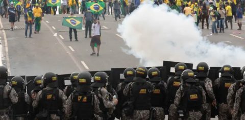 Integrantes da Força Nacional tentam conter ataque de bolsonaristas no 8 de Janeiro: policiamento reforçado e redução de 60% no número de manifestações na Esplanada (Foto: Joédson Alves / Agência Brasil - 08/01/2023)
