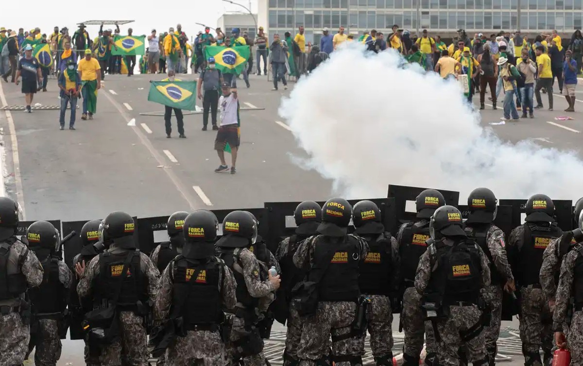 Integrantes da Força Nacional tentam conter ataque de bolsonaristas no 8 de Janeiro: policiamento reforçado e redução de 60% no número de manifestações na Esplanada (Foto: Joédson Alves / Agência Brasil - 08/01/2023) 