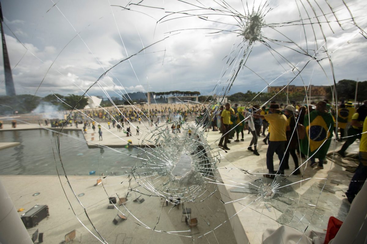 Após marcharem pela Esplanada dos Ministérios, golpistas atacam sedes dos Três Poderes no 8 de Janeiro: cicatriz em espaço democrático (Foto: Joedson Alves / Agência Brasil - 08/01/2023)
