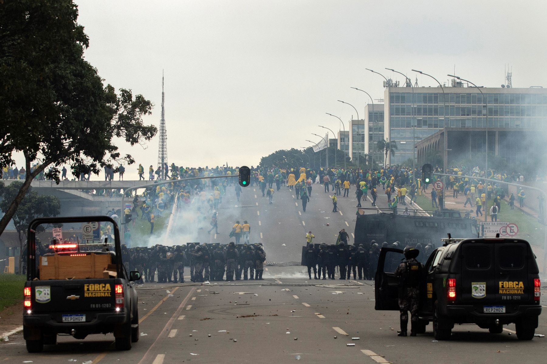 Na chegada à Praça dos Três Poderes, integrantes da Força Nacional enfrentam golpistas que ocupavam a Esplanada: ataque à democracia em palco tradicional de manifestações (Foto: Joédson Alves / Agência Brasil - 08/01/2023) 