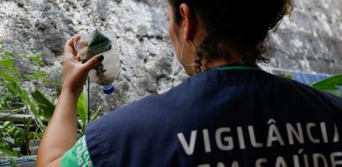 Agentes da Vigilância Sanitária em ação contra o mosquito transmissor da dengue em São Paulo: número de mortes bate recorde e mudanças climáticas e El Niño elevam risco da doença (Foto: Fernando Frazão / Agência Brasil - 30/03/2023)