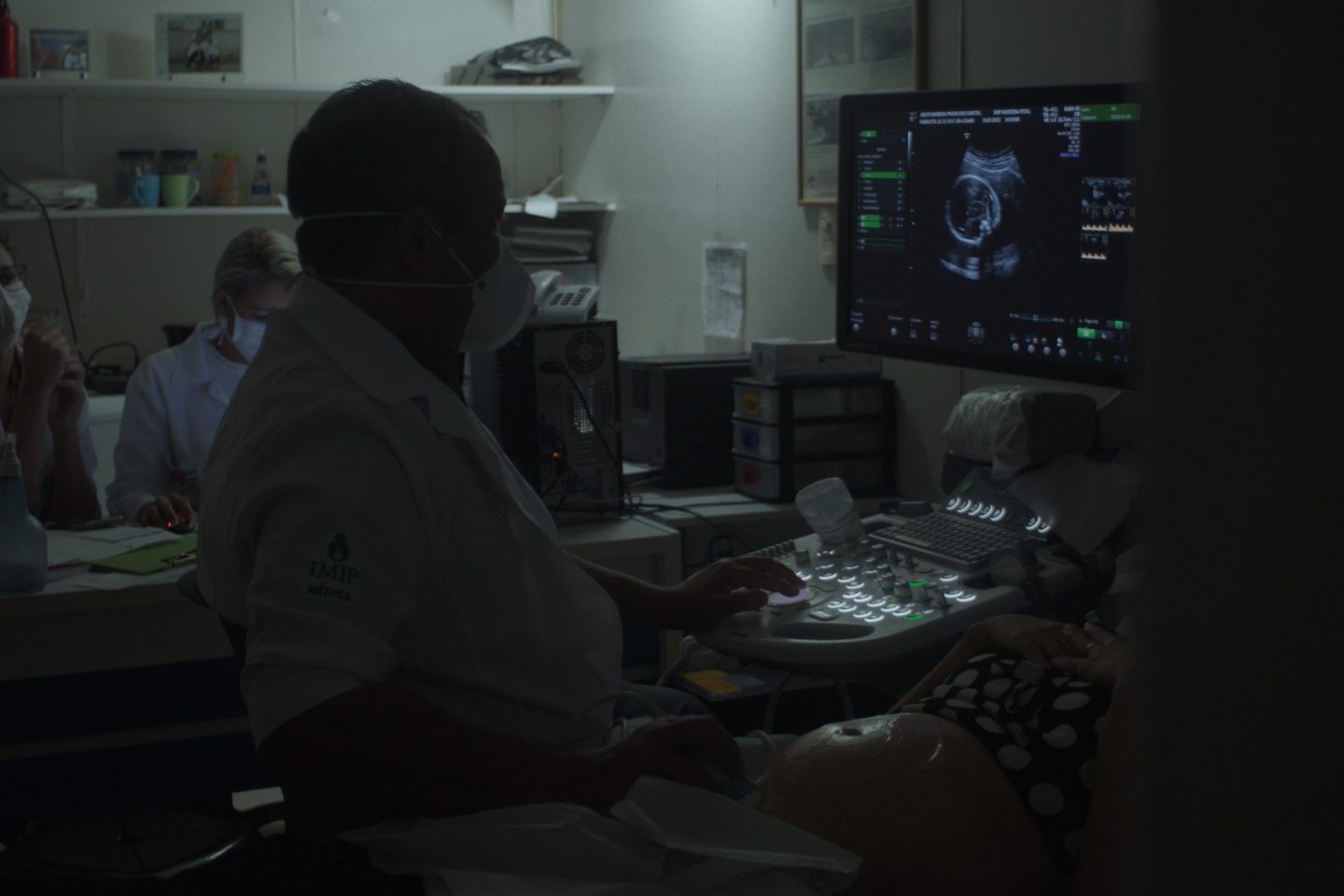 Cena de Incompatível com a Vida: documentário mostra a dor de quem gera um bebê que não sobreviverá e a violência de não poder optar por interromper a gravidez (Foto: Divulgação)