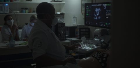 Cena de Incompatível com a Vida: documentário mostra a dor de quem gera um bebê que não sobreviverá e a violência de não poder optar por interromper a gravidez (Foto: Divulgação)