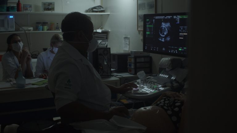 Cena de Incompatível com a Vida: documentário mostra a dor de quem gera um bebê que não sobreviverá e a violência de não poder optar por interromper a gravidez (Foto: Divulgação)