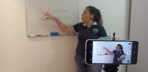 A professora Bárbara em aula online: falta de acesso à internet de qualidade afeta educação e trabalho e aumenta desigualdade (Foto: Arquivo Pessoal)