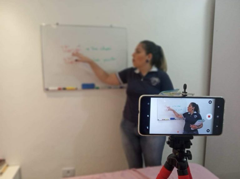 A professora Bárbara em aula online: falta de acesso à internet de qualidade afeta educação e trabalho e aumenta desigualdade (Foto: Arquivo Pessoal)