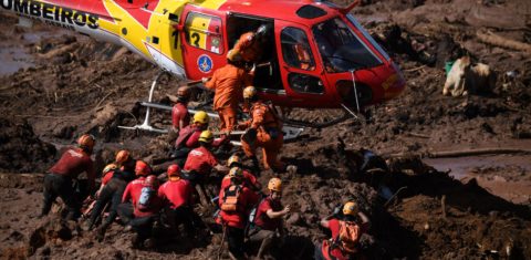 Trabalho de resgate dos mortos pelo rompimento da barragem em Brumadinho: atingidos e parente de vítimas debatem desafios dos processos contra a Vale (Foto: Mauro Pimentel / AFP -28/01/2019)