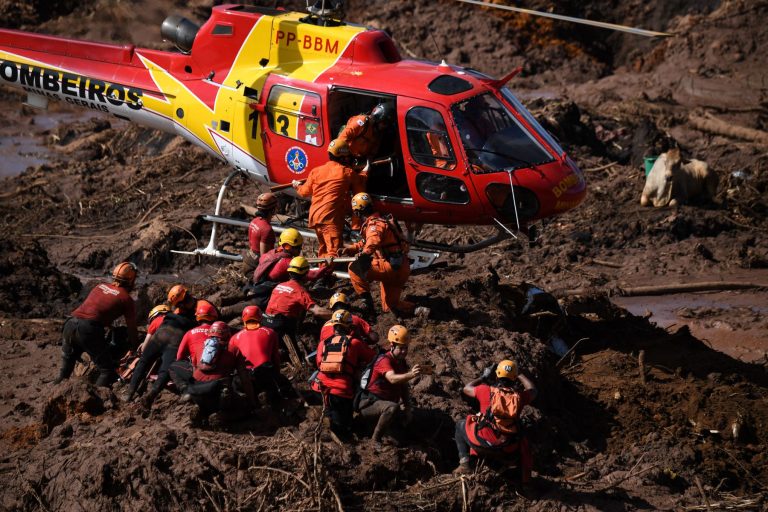Trabalho de resgate dos mortos pelo rompimento da barragem em Brumadinho: atingidos e parente de vítimas debatem desafios dos processos contra a Vale (Foto: Mauro Pimentel / AFP -28/01/2019)