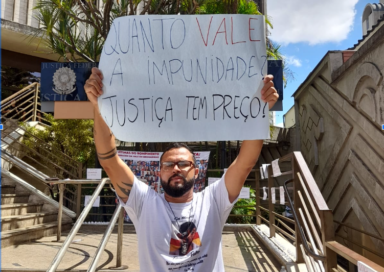Silas Fialho e seu protesto contra a Justiça e a Vale: "É angustiante ver a impunidade persistir, com os responsáveis ainda não julgados" (Foto: Arquivo Pessoal)