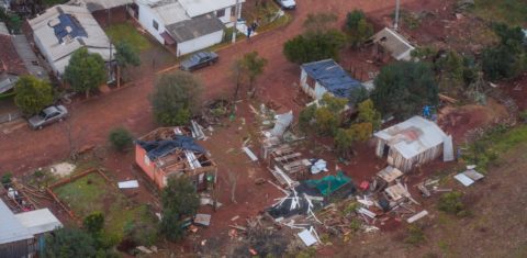 Casas destruídas no Rio Grande do Sul após ciclone: eventos extremos são o principal risco à estabilidade da economia global (Foto: Joel Vargas / Ascom GVGRS - 18/07/2023)