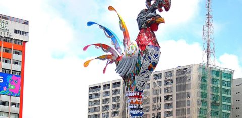 A alegoria gigante do Galo da Madrugada com as Varandas da Paz coloridas e com feitas com fibra de tecido por artesãs inspiradas em técnica tradicional de indígenas da etnia Pankararu (Foto: Galo da Madrugada)