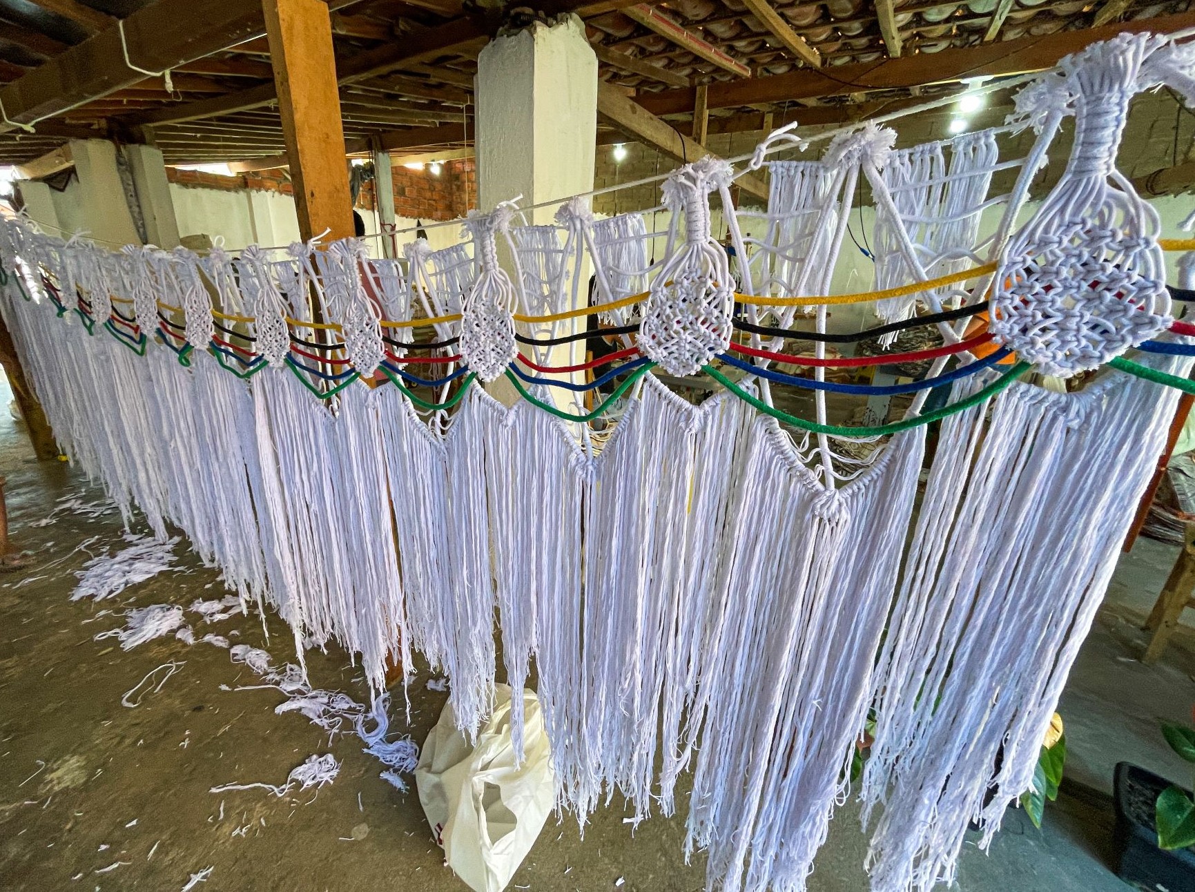 As Varandas da Paz sendo preparadas para o Galo: quatro metros com franjas e redes feitas por artesãs para adornar os pés da escultura (Foto: Arthur Martins / Divulgação)