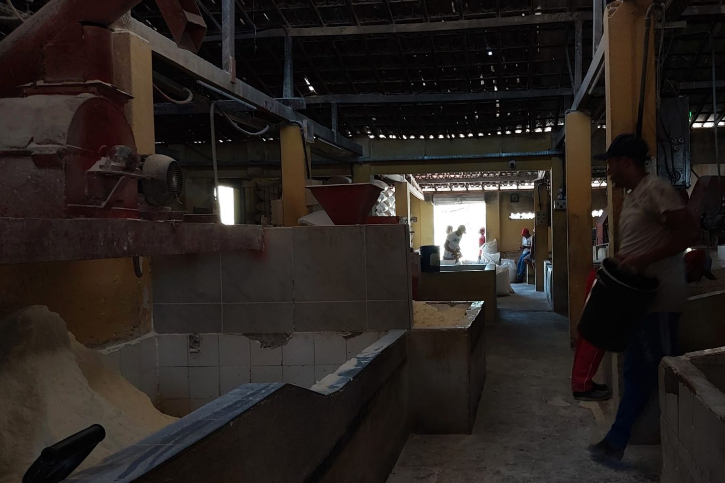 Casa de Farinha no interior de Pernambuco: inspeção do MPT em fábricas constatou "instalações elétricas irregulares; máquinas sem proteção contra acidentes; ausência de equipamento de proteção individual (EPI); condições sanitárias precárias; inexistência de local para refeições em condições adequadas" (Foto: Lucas Bezerra)