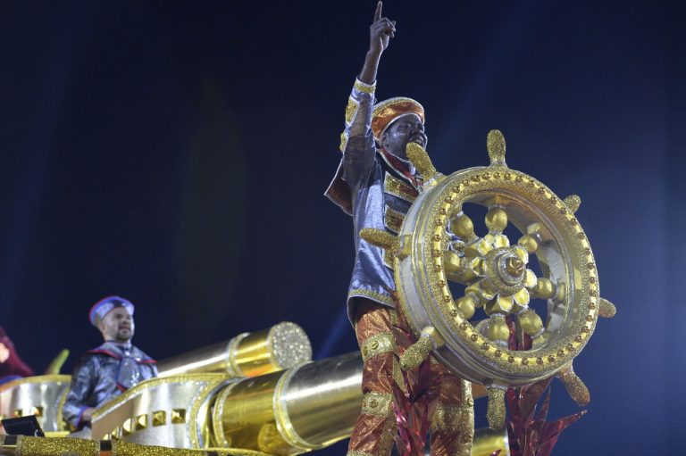 Max Ângelo, entregador chicoteado em São Conrado, desfila como Almirante Negro na Paraíso do Tuiuti: "O que aconteceu comigo, mais de um século depois da revolta liderada pelo João Cândido, não pode acontecer nunca mais" (Foto: Alex Terra / Riotur)