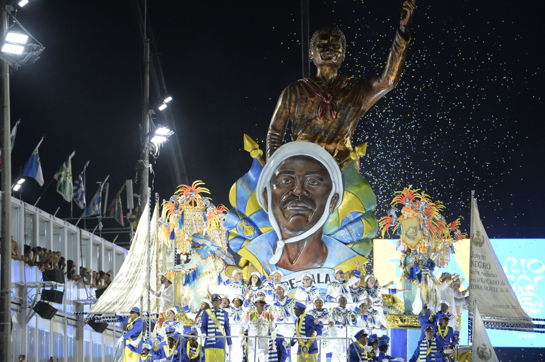 Alegoria com a imagem de João Cândido na Paraíso Tuiuti: representação do povo preto na Passarela do Samba (Alex Ferro / Riotur)