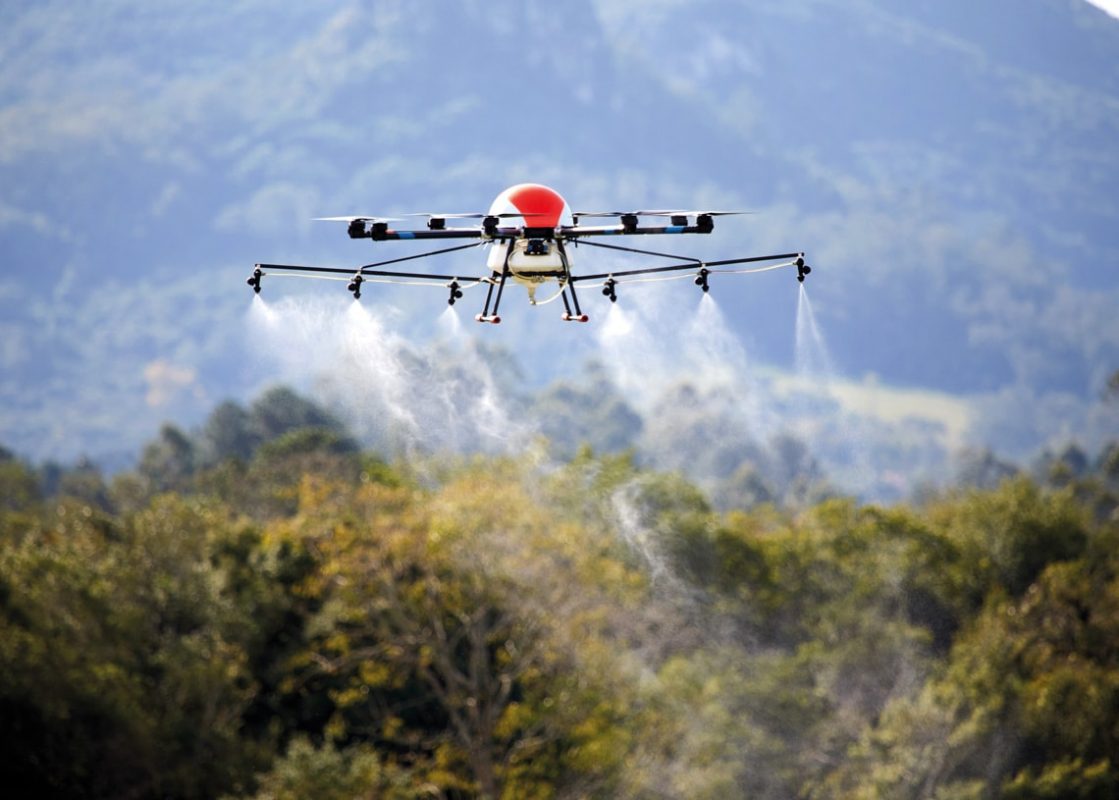 Drone usado para pulverizar plantação com pesticida: especialistas temem que digitalização do agronegócio leve mais agrotóxico à mesa dos brasileiros (Foto: Skydrones Tecnologia / Divulgação)