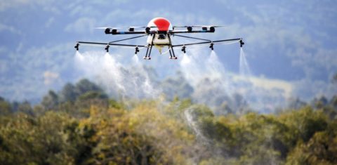 Drone usado para pulverizar plantação com pesticida: especialistas temem que digitalização do agronegócio leve mais agrotóxico à mesa dos brasileiros (Foto: Skydrones Tecnologia / Divulgação)
