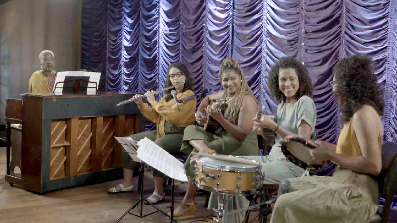 O grupo Chora – Mulheres na Roda interpreta as músicas da compositora no documentário Chiquinha Gonzaga – Música Substantivo Feminino (Foto: Reprodução)