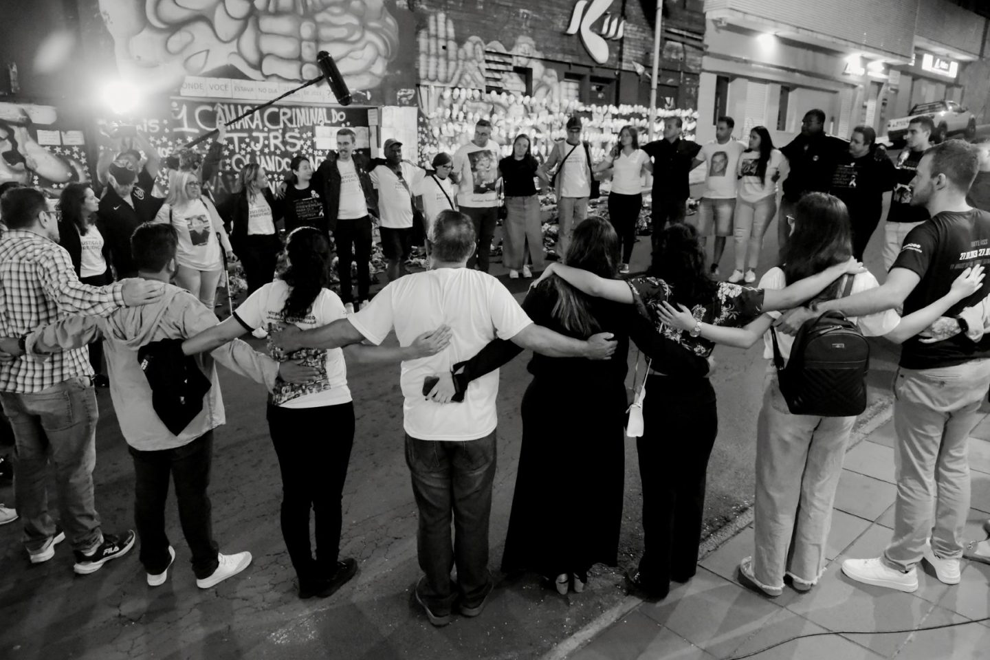 Sobreviventes e parentes de vítimas de incêndio na boate Kiss em vigília: suspensão de novo júri pelo STF reacende esperança por justiça e condenação definitiva dos réus (Foto: Dartanhan Baldez - 27/01/2024)