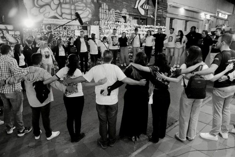 Sobreviventes e parentes de vítimas de incêndio na boate Kiss em vigília: suspensão de novo júri pelo STF reacende esperança por justiça e condenação definitiva dos réus (Foto: Dartanhan Baldez - 27/01/2024)