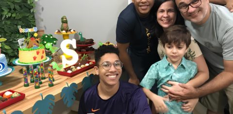 O casal Viviane e Wagner com os filhos Alejandro (no alto) Flávio, adotivos, e Samuel: adoção tardia aumenta mas maioria dos pretendentes não aceita crianças de mais de 10 anos (Foto: Arquivo Pessoal)