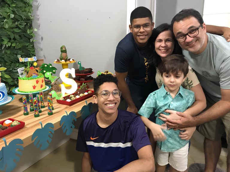 O casal Viviane e Wagner com os filhos Alejandro (no alto) Flávio, adotivos, e Samuel: adoção tardia aumenta mas maioria dos pretendentes não aceita crianças de mais de 10 anos (Foto: Arquivo Pessoal)