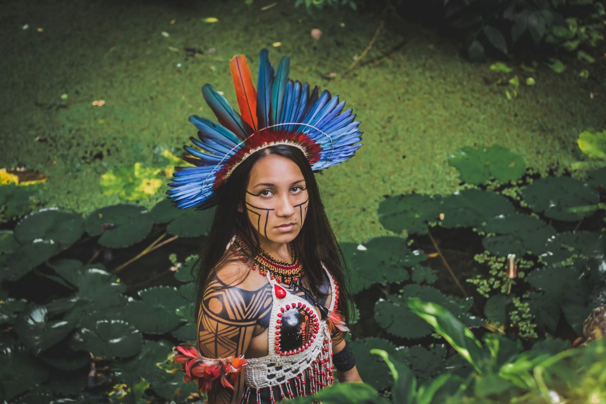 Samela Sateré-Mawe antes da gravidez: ativismo nas redes sociais para denunciar crimes ambientais, discutir mudanças climáticas, divulgar a cultura dos povos indígenas e defender seus direitos (Foto: Divulgação)