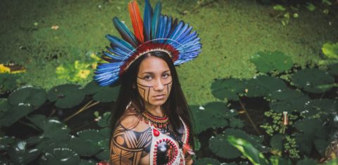 Samela Sateré-Mawe antes da gravidez: ativismo nas redes sociais para denunciar crimes ambientais, discutir mudanças climáticas, divulgar a cultura dos povos indígenas e defender seus direitos (Foto: Divulgação)