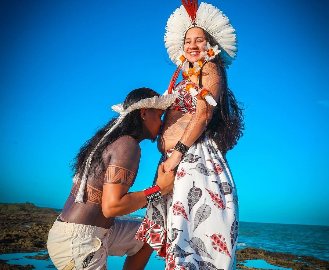 Samela com o filho na barriga e o pai, Tukumã Pataxó: ser mãe como forma de resistência (Foto: Kefas Matos)