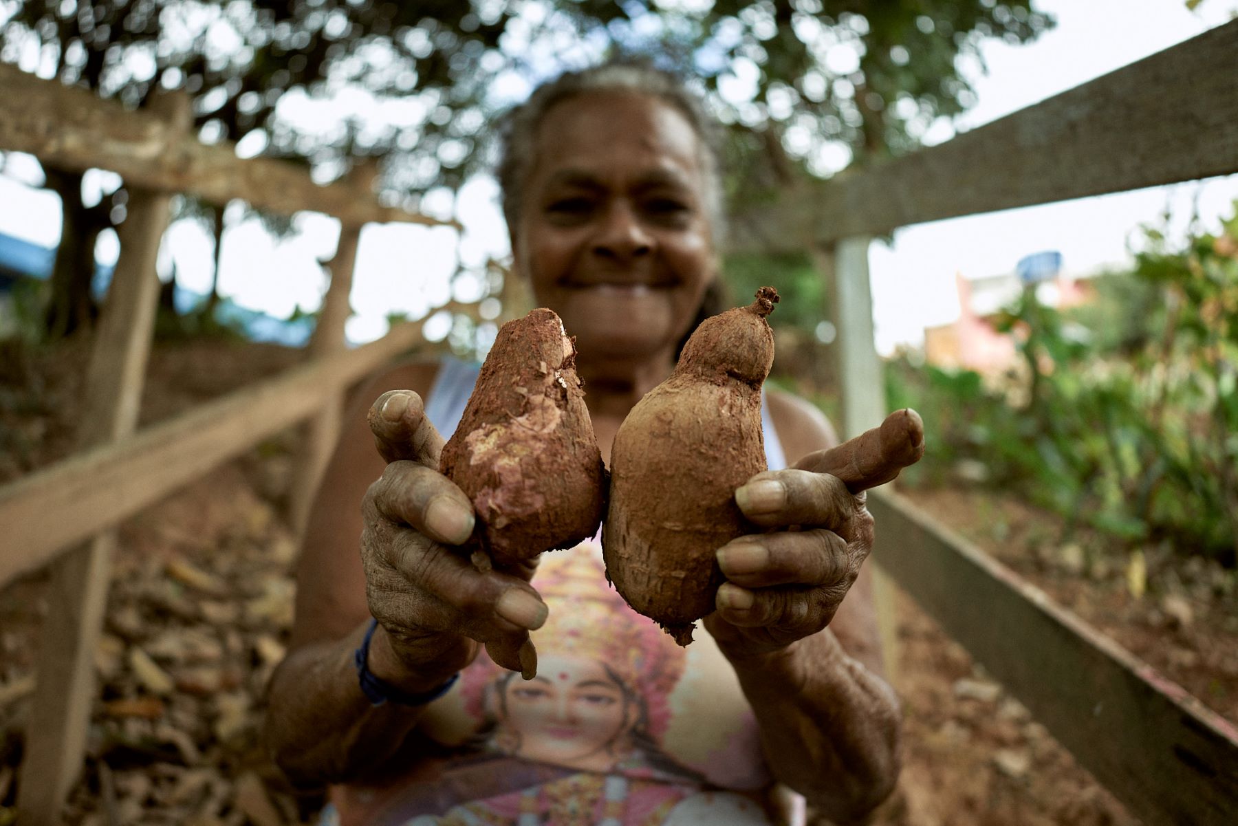 Moradora mostra alimentos plantados na horta de Brasilândia, na zona noroeste da cidade de São Paulo: projeto tem 300 horas urbanas espalhadas pela capital (Foto: A Cidade Precisa de Você)
