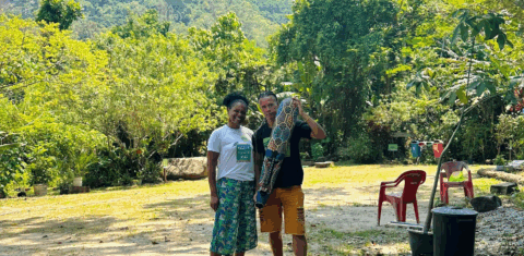 Lúcia Garcia e Adilson Almeida no Quilombo do Camorim: tradição ancestral quilombola transmitida às novas gerações e uso da cartografia social para auxiliar titulação (Foto: Bruna Aragão)