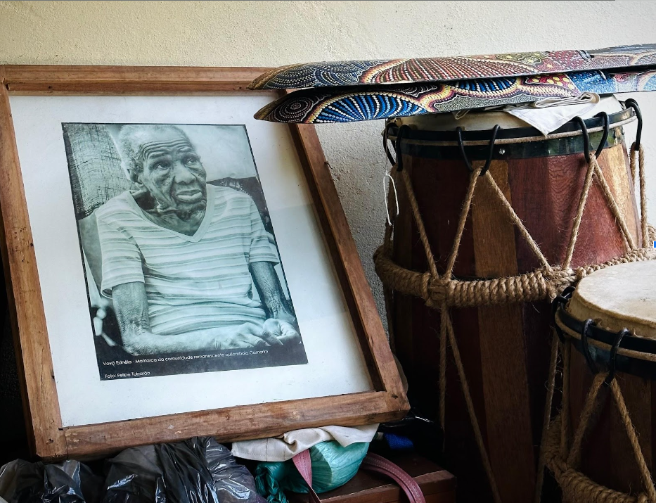 Foto da matriarca do Quilombo do Camorim e objetos da tradição quilombola: luta pela continuidade de histórias ancestrais (Foto: Bruna Aragão)