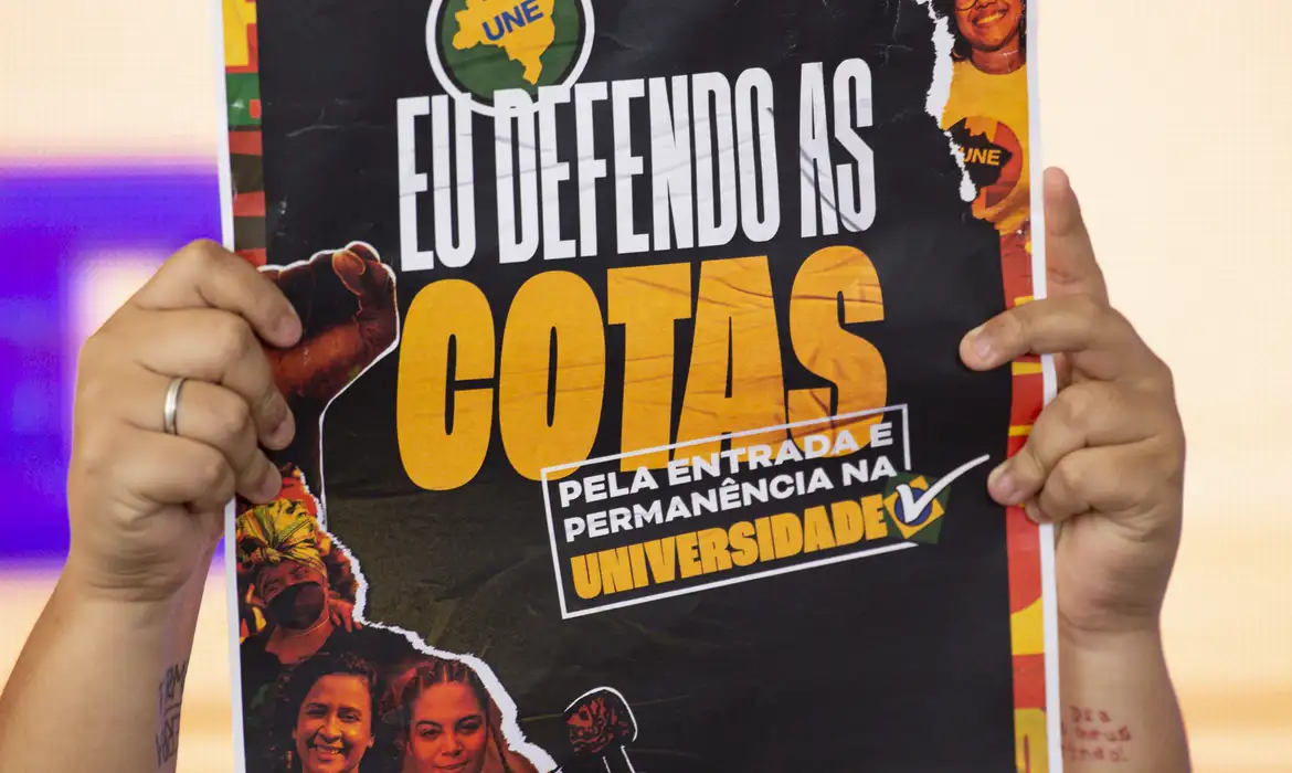 Manifestação em defesa das cotas: atualização da Lei de Cotas em 2023 incluiu quilombolas como beneficiários das ações afirmativas no ensino superior (Foto: Marcelo Camargo /Agência Brasil)