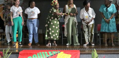 Ana Beatriz Nunes, presidente da Acquilerj, entre outras mulheres lideranças quilombolas no 1º Seminário com as Comunidades Quilombolas do Estado do Rio de Janeiro: protagonismo feminino na luta pelos territórios e na preservação das tradições ancestrais (Foto: Tânia Rego / Agência Brasil)