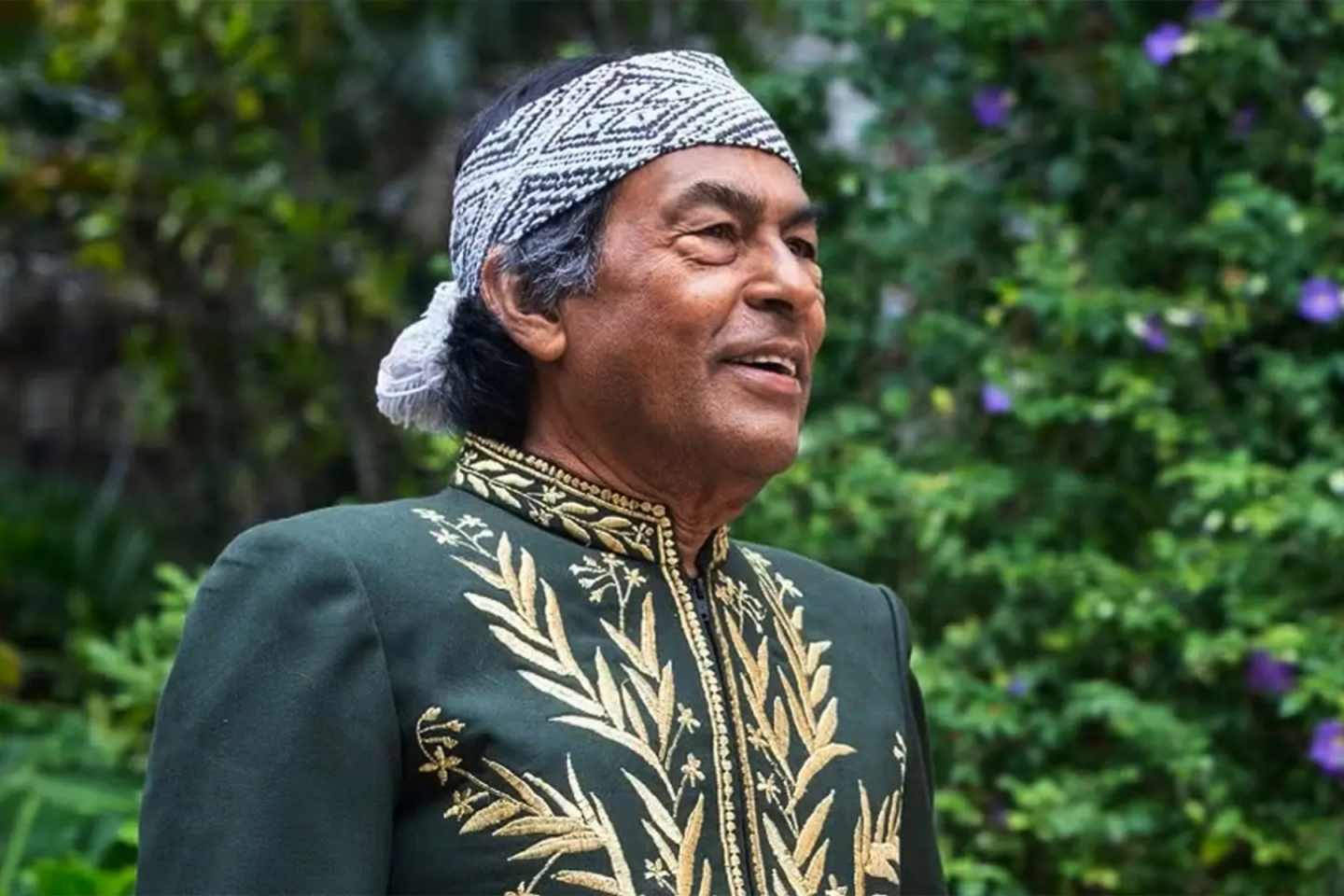 Aílton Krenak prova o fardão da ABL (Academia Brasileira de Letras): promoção de sinfonia com línguas indígenas (Foto: Divulgação/ABI)