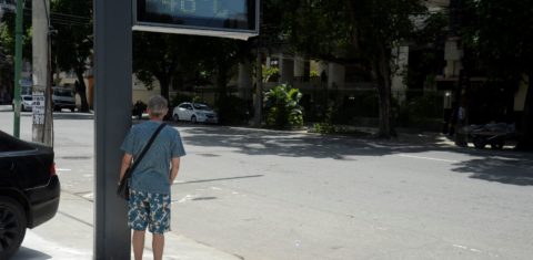 Carioca busca sombra no verão do Rio: ondas de calor ameaçam saúde mas faltam medidas de proteção nas cidades (Foto: Tomaz Silva / Agência Brasil - 27/01/2022)
