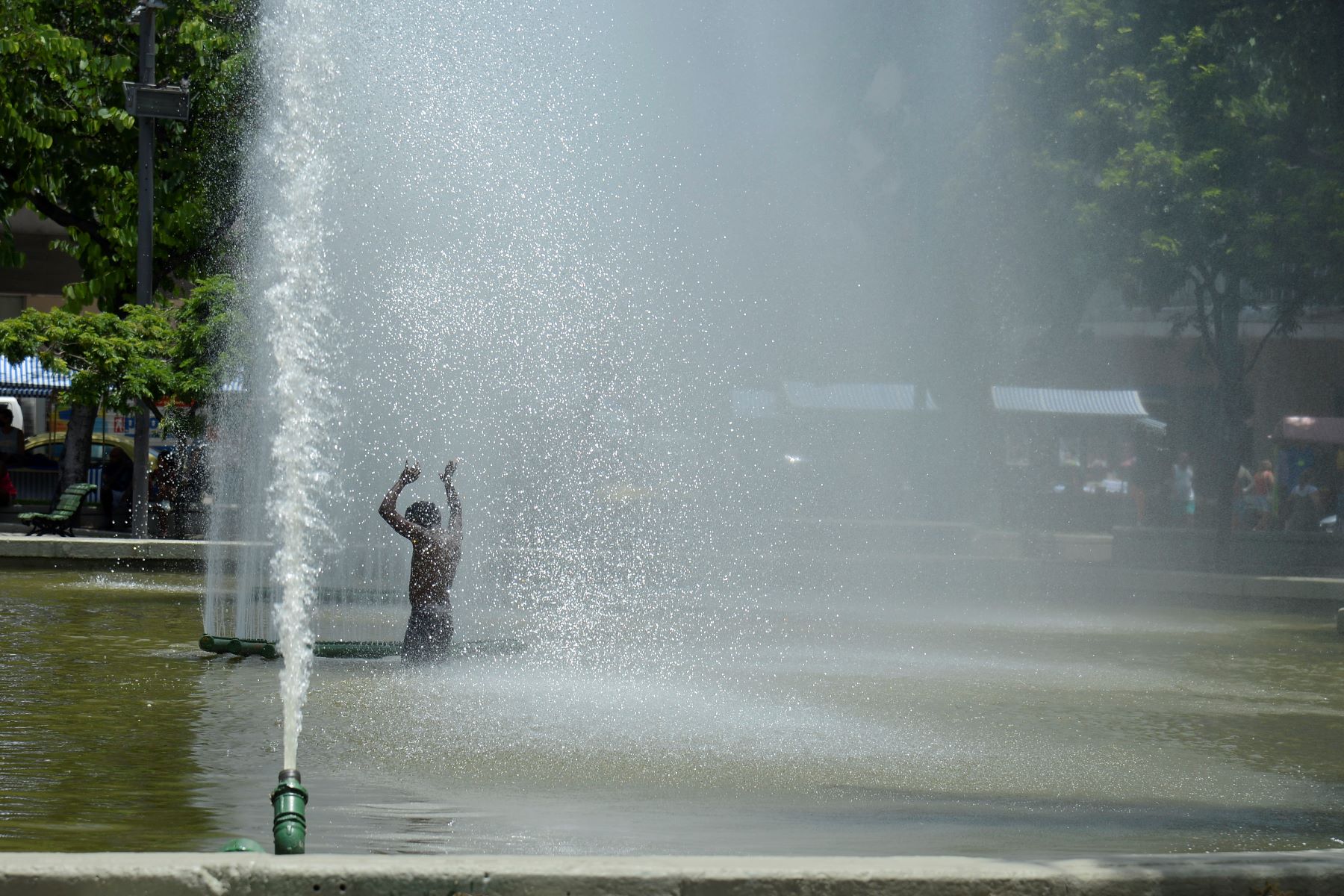 Homem se refresca em chafariz durante onda de calor no Rio: cidade tem ações para minimizar impactos (Foto: Tomaz Silva / Agência Brasil (27/01/2022)