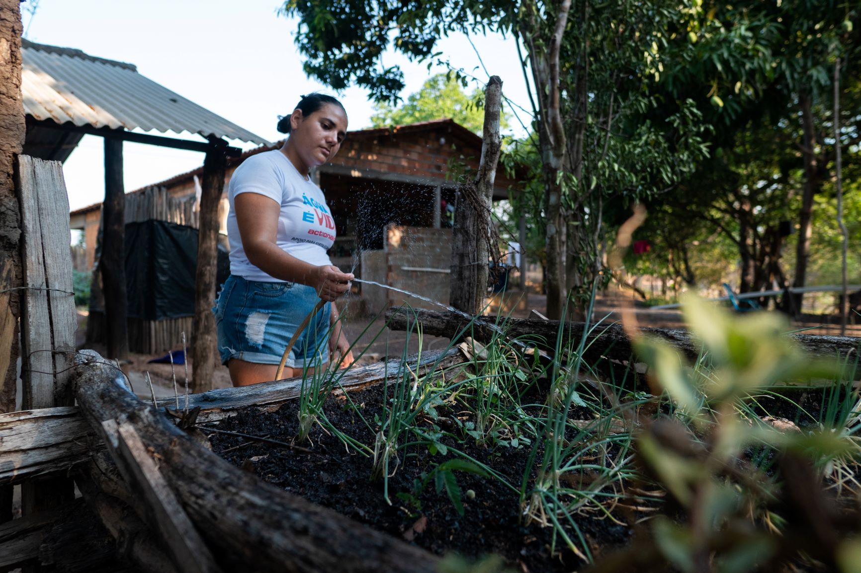 Agricultora apoiada pelo Fundo Áagua rega horta no Maranhão: dados mostram que Onde há menor e pior acesso à água, há mais fome (Foto: Ingrid Barros / Divulgação / ActionAid)