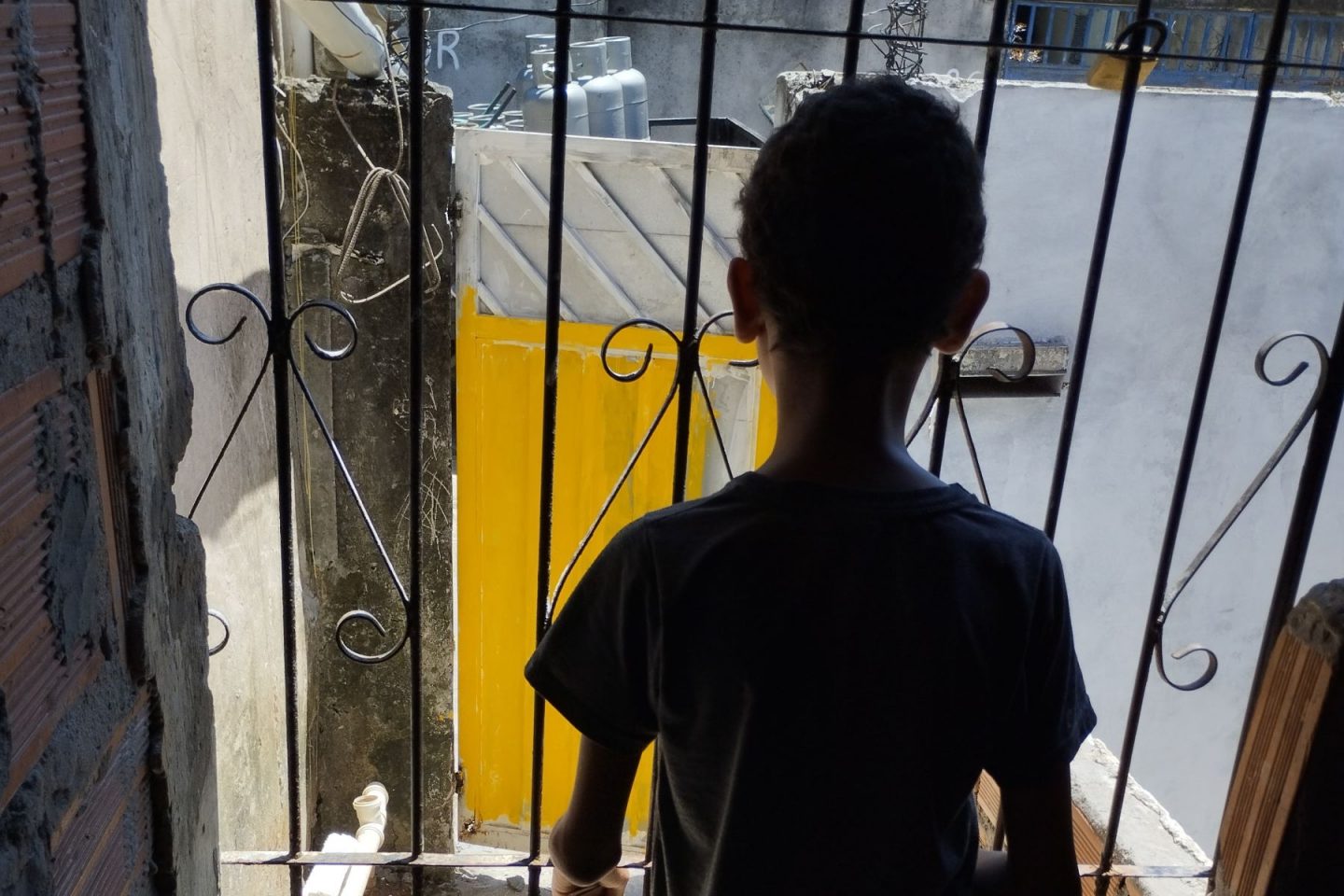 Isaías em sua casa, vizinha ao polo de Camaçari: cheiro forte e problemas respiratórios (Foto: Sonilton Santos)