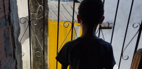 Isaías em sua casa, vizinha ao polo de Camaçari: cheiro forte e problemas respiratórios (Foto: Sonilton Santos)